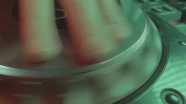 Profesyonel DJ, koşu çarkını ince ayara ayarlar. Deneyimli müzisyen karışım sırasında tempo ayarlamaları yapmak için koşu tekerleği kullanır