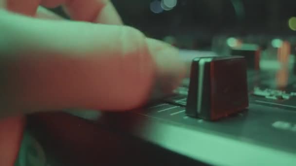 Досвідчений Джей Збільшує Гучність Звуку Змінюючи Повзунок Грамотний Музикант Контролює — стокове відео