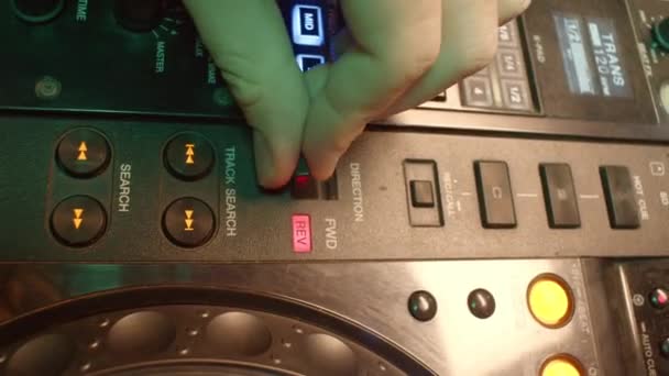 Έμπειρος Μετακινεί Switch Του Equalizer Συχνότητες Ακριβείας Εξειδικευμένος Μουσικός Ενεργοποιεί — Αρχείο Βίντεο