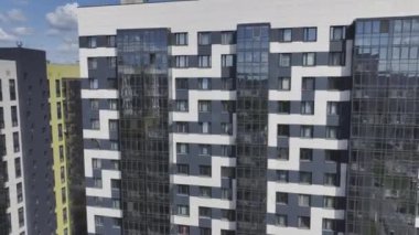 Modern yerleşim yerleri panoramik pencereli gökdelenler sunuyor. Yerleşimciler için çağdaş geometrik desenlere sahip uzun binalar