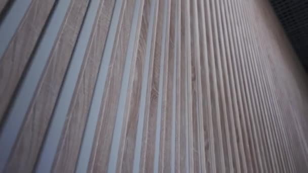 Dekorativní Stěna Zdobená Úzkými Dřevěnými Panely Místnosti Nové Panely Vytvářejí — Stock video