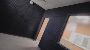 Çağdaş ses kayıt odası ses kaydetmek için tamamen ses geçirmez. Koyu renk dekoratif akustik çizgiler müzik stüdyosunun duvarları