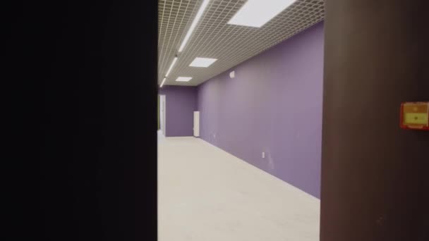 Led Lambalarla Aydınlatılmış Parlak Renkli Duvarları Olan Genişletilmiş Ilkokul Koridoru Telifsiz Stok Video