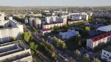 Günbatımında modern şehir blokları arasında yeniden tasarlanmış kültür sarayı inşaatı. Kentsel mimari geliştirme ve yenileme. İnşaat endüstrisi