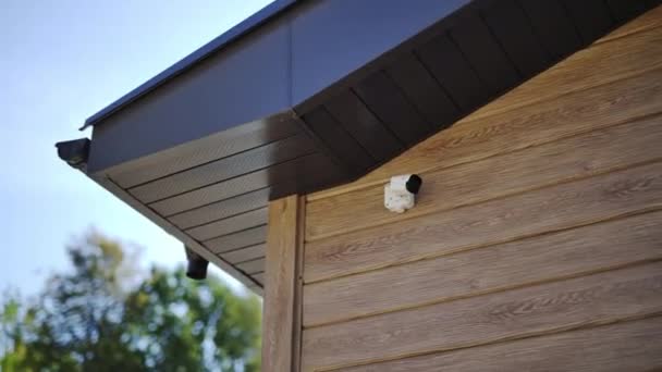 Nowoczesny Drewniany Domek Systemem Kamer Ochrony Cctv Umieszczony Ścianie Pod — Wideo stockowe