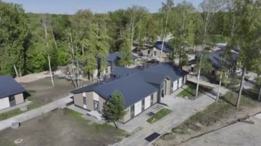 Yoğun ormanlarla çevrili tatil köylerinin modern binaları. Vahşi doğada geri çekilmek isteyen turistler için sakin bölgede geniş bir alan.