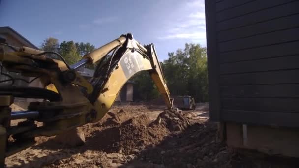 Modern Kazıcı Ahşap Kulübenin Yanında Toprak Kazıyor Çalışan Inşaat Makinelerinin Stok Video