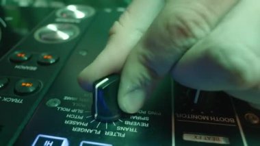 DJ ses netliğini arttırmak için karıştırıcı anahtarını çeviriyor. Deneyimli müzisyen şarkının belirli unsurlarını vurgulamak için dengeleyicinin düğmesini döndürür