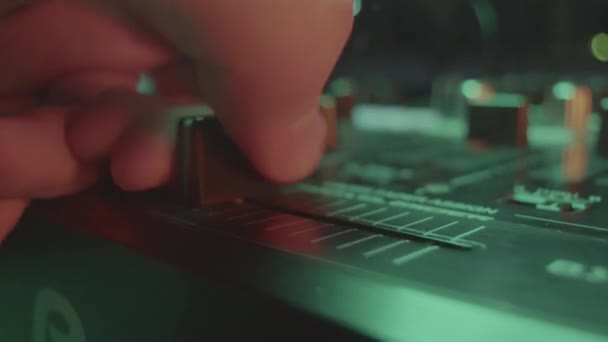 Mengoperasikan Konsol Mixer Suara Dengan Presisi Dan Keahlian Musisi Mahir Stok Rekaman