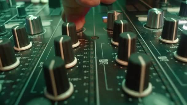 Досвідчений Джей Налаштовує Гучність Щоб Контролювати Загальний Рівень Звуку Професійний — стокове відео