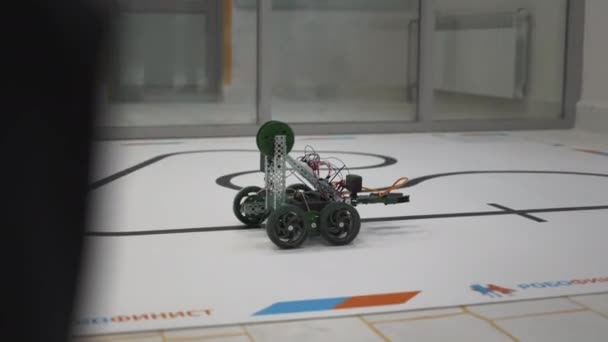 Almaty Kazakhstan Ruari 2023 Robot Utför Varje Uppgift Manlig Expertrådgivning — Stockvideo