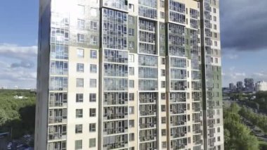 Çağdaş yüksek binalar yemyeşil ağaçlarla çevrili. Panoramik pencereli bina sakinleri için çarpıcı görüntüler sunuyor