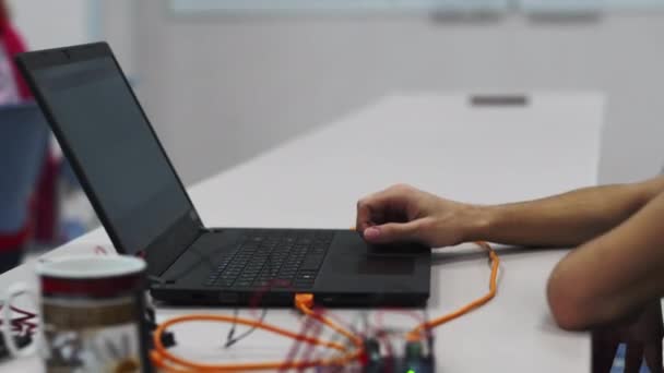 Técnico Metodicamente Soluciona Problemas Laptop Homem Permanece Inabalável Aproximando Tarefa Videoclipe