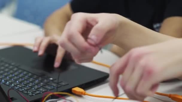 Kadın Çözüme Giden Kablolarda Teknisyene Yardım Ediyor Ekip Sorun Bulmak Telifsiz Stok Video