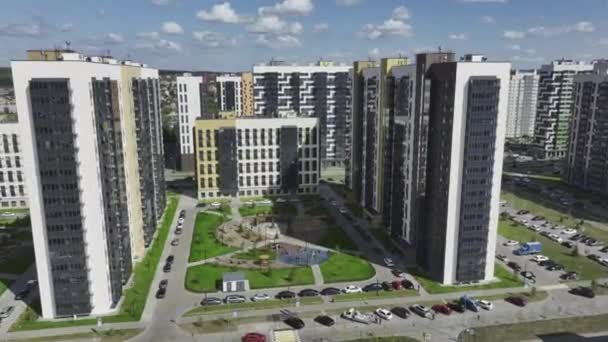 Moderne Hochhäuser Mit Panoramafenstern Der Stadt Komfortable Wohnanlage Mit Gepflegten — Stockvideo