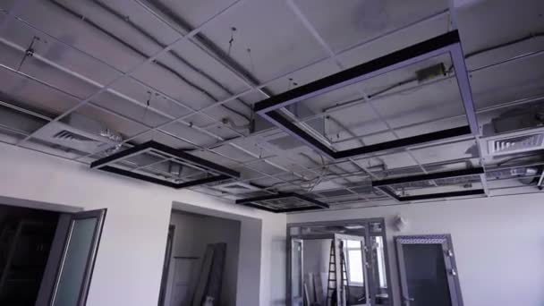 換気パネルを取付けるための金属フレームが装備されている天井 現代の安全基準に従って就学前の教室を装備する — ストック動画