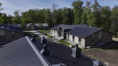 Yeşil orman havası manzaralı inşaat alanındaki turistler için modern binalar. Doğada dinlenme yeri sürdürülebilir