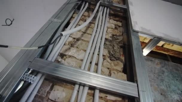 Elektrik Kabloları Tuğla Duvarda Asılı Metal Iskelet Yakın Planda Nşaat Stok Çekim 