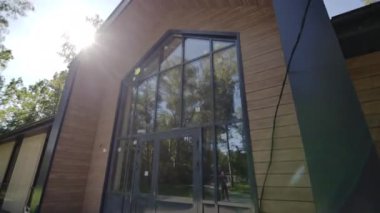 Geniş pencereli ve ormanda cam kapılı modern ahşap kulübe. Çevre dostu otel sakinlik arayan turistler için ağaçlarla çevrili.