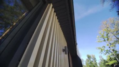 Mobese güvenlik kamerası sistemi yazlık evin duvarına dekoratif panellerle yerleştirilmiş. Yenilikçi teçhizat sahipleri için ek güvenlik sağlar