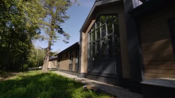 Современный Фасад Коттеджа Высокими Экспансивными Окнами Современный Роскошный Дом Зеленью — стоковое видео
