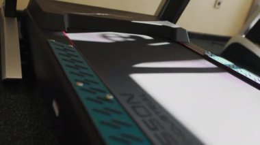 ALMATY, KAZAKHSTAN - 07 Mart 2024: Koşu bandı dizaynı iç mekanlara modern dokunuş katıyor. Ayarlanabilir koşu bandı hızı, kullanıcıların çalışmalarını bireysel amaçlara göre düzenlemelerine olanak tanır