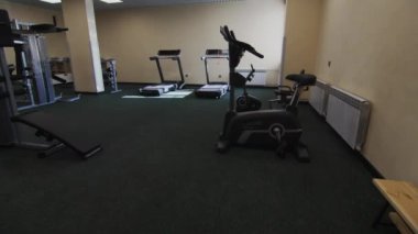 ALMATY, KAZAKHSTAN - 07 Mart 2024: Spor için rahat bir ortam yaratıyor. Spor salonu durağan bisiklet ve koşu bantları gibi çeşitli ekipmanlarla donatılmıştır.