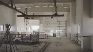 Restore edilmiş fabrika deposunda Gantry vinç ve iskeleleri var. Endüstriyel atölyede malzeme taşıyıp inşa etmek için yük taşıyın.