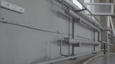 Fabrika atölyesinde sıvı ve gaz dağıtımı için boru hattı sistemi. Kimya fabrikasına kurulmuş metal tüpler ağı