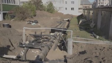 Boru hattı inşaat sürecinde şehrin yerleşim bölgesine döşendi. Devam eden altyapı projesi su dağıtımının iyileştirilmesine yol açıyor