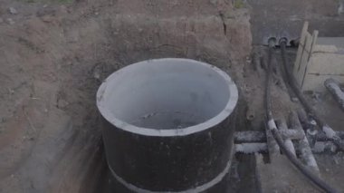 İç atıklardan borulara bağlı suyu filtrelemek için beton sarnıcı. Altyapı projesinin su dağıtımını artırması bekleniyor