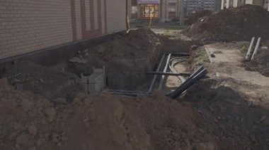 Çok katlı binanın su kanalizasyonuna bağlı plastik borular. Kanalizasyon sisteminin konut su tedarik sistemine bağlantısı