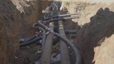 Sakinlere temiz su taşımak için sağlam yeni boru hatları. Sipere kurulmuş modern su tedarik sistemi yüksek kalitede içme suyunu garanti eder