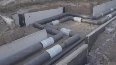 Yenileme aşamasında modern su tedarik sistemine sahip bir siper. İkamet sakinlerinin yaşam deneyimini iyileştirme amaçlı belediye kalkınma projesi