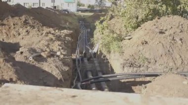 Evlere temiz su taşımak için sağlam boru hatları olan derin bir çukur. Belediye su tedarik sistemi yenilenme aşamasında