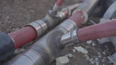 Su tedarik sistemine bağlı ince metal borular. İstikrarlı su dağıtımı için tasarlanmış özel yapım dayanıklı malzeme.