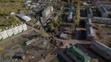 Yüksek binaları olan yerleşim yerinin kalbinde inşaat alanı. Kaliteli hizmetler sağlamak için su tedarik sistemi kurulumu