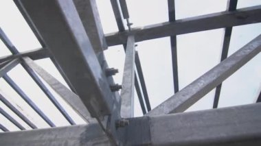 Fabrika atölyesinde tavanı tedavi tanklarının üstünde tutmak için kullanılan metal yapılar. Tedavi fabrikasının atölyesinde yapıların güçlendirilmesi