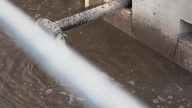 Atık su borudan tortu tankına dökülür. Daha fazla tortu ve tedavi için tedavi tanklarının suyla doldurulması süreci