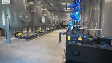 Sudan büyük kirleticileri çıkarmak için kum filtreleri. Su arıtma tesisinde duran kum tankları tonlarca kirli suyun geçmesine izin veriyor.