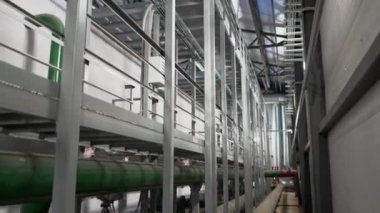 Kimyasal fabrika atölyesindeki boruların üzerinde kontrol paneli olan teknik zemin. Fabrikada boru hattı sistemi olan gaz ürünleri dağıtımı