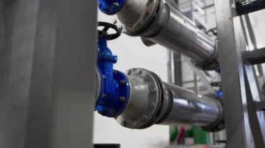 Gaz rafinerisinin kapanış noktasındaki metal boru hattının basınç kontrol kolu. Kimya fabrikasında dağıtım boruları sistemi var. Endüstriyel