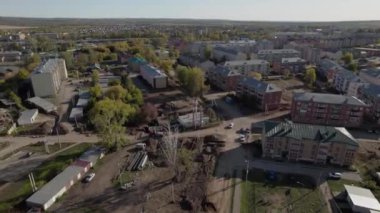 Şehir havası manzaralı modern binalarla çevrili bir inşaat alanı. Hanelere kaliteli hizmetler için su tedarik sistemi kurulumu