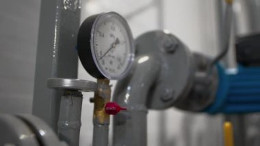 Kimya fabrikası atölyesinde basınç ölçer ve okla yakın çekim. Modern dükkandaki gaz rafinerisi ekipmanları. Üretim tesisi