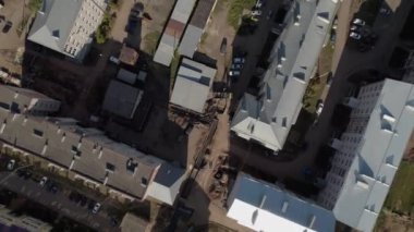 Konut alanındaki yüksek binalar arasında su tedarik sistemi kurulması. Siper hava görüşündeki boru hatlarının değiştirilmesi işlemi
