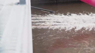 Reaktörlü atık su, pislikten kurtulmak için filtreleme işleminden geçer. Tedavi tankında ekipman kullanımı