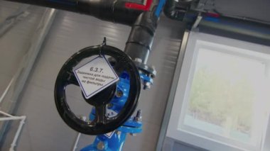 Süzme sistemine temiz su sağlamak için geçit vanası. Su arıtma tesisinde su tanklarının filtrelenmesi için kontrol sistemleri