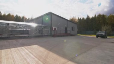 Parlak güneş ışığında temiz duvarları olan kanalizasyon su arıtma atölyesi. Kırsal kesimdeki atık su geri dönüşüm tesisi. Çevre dostu teknoloji