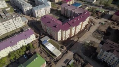 Kentsel hava manzaralı modern yerleşim yerlerinin yakınındaki siperler. Altyapı geliştirme için su tedarik sistemi inşaatı