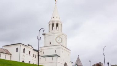 Eski Kazan Kremlin kulesi. Bulutlu gökyüzünün altında saatlerce ilerliyoruz. Mimari kompleksindeki antik Spasskaya kulesi binası. Tarihi eser gözlemi